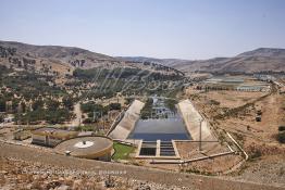 Image du Maroc Professionnelle de  Le barrage Oued El Makhazine, conçu pour le développement et  l'irrigation du périmètre du Loukkos. Ainsi les champs situés dans le triangle Ksar El Kébir, Larache, Moulay Bouselham profitent de cette infrastructure. Cette importante réalisation située sur El Oued Loukkos sert à la régularisation inter annuelle des débits tout en formant une protection contre les crues, au Jeudi 1er Septembre 2005 à cette datte le barrage dispose 309 Million de M3. (Photo / Abdeljalil Bounhar) 